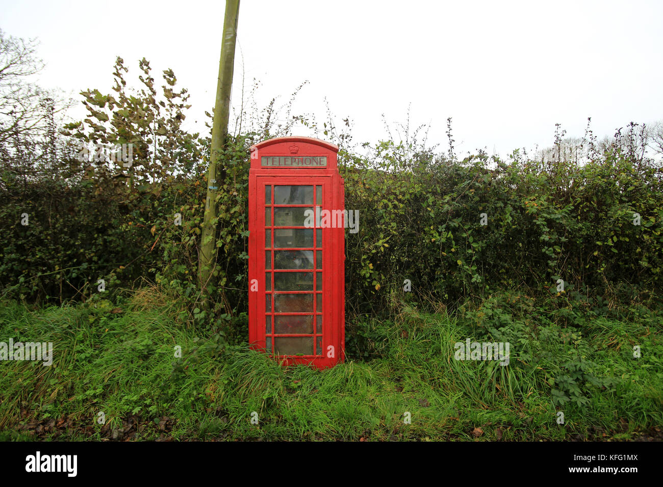 Una cabina telefonica, un chiosco telefonico, una cassetta per la chiamata telefonica, una cassetta per la chiamata pubblica[1][2] è una piccola struttura dotata di telefono a pagamento e progettata per la comodità di un utente telefonico. Negli Stati Uniti e in alcune parti del Canada, il termine 'cabina telefonica' (o 'cabina telefonica') è il termine comunemente usato per la struttura, mentre nel Commonwealth delle Nazioni (in particolare il Regno Unito e l'Australia, e la maggior parte del Canada) è un 'box telefonico' (o 'box telefonico'). Una cabina di questo tipo è solitamente dotata di illuminazione, una porta per garantire la privacy e finestre per far sapere agli altri se la cabina è in uso. Lo stand Foto Stock