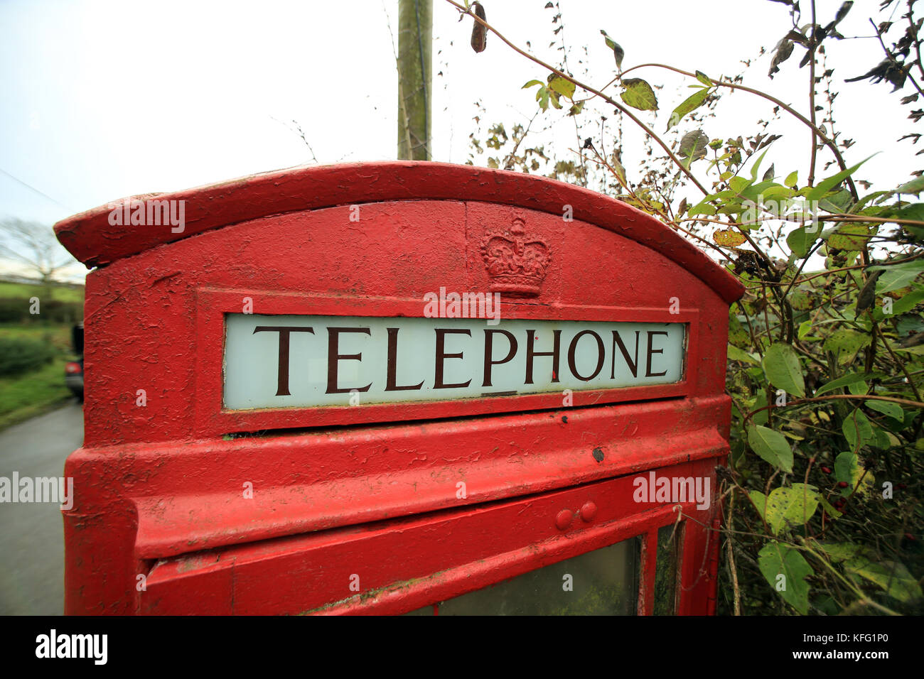 Una cabina telefonica, un chiosco telefonico, una cassetta per la chiamata telefonica, una cassetta per la chiamata pubblica[1][2] è una piccola struttura dotata di telefono a pagamento e progettata per la comodità di un utente telefonico. Negli Stati Uniti e in alcune parti del Canada, il termine 'cabina telefonica' (o 'cabina telefonica') è il termine comunemente usato per la struttura, mentre nel Commonwealth delle Nazioni (in particolare il Regno Unito e l'Australia, e la maggior parte del Canada) è un 'box telefonico' (o 'box telefonico'). Una cabina di questo tipo è solitamente dotata di illuminazione, una porta per garantire la privacy e finestre per far sapere agli altri se la cabina è in uso. Lo stand Foto Stock