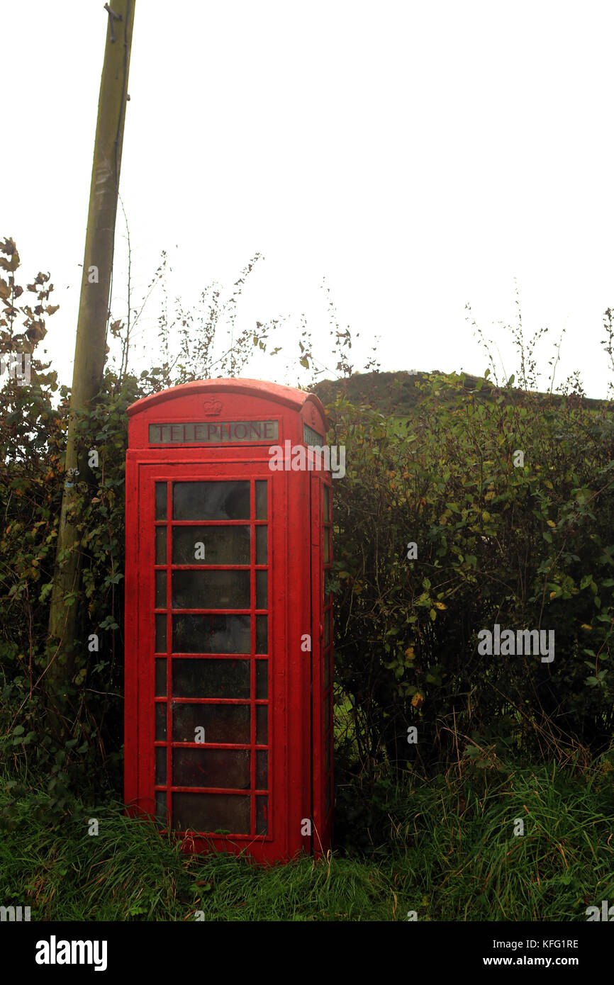 Una cabina telefonica, un chiosco telefonico, una cassetta per la chiamata telefonica, una cassetta per la chiamata pubblica[1][2] è una piccola struttura dotata di telefono a pagamento e progettata per la comodità di un utente telefonico. Negli Stati Uniti e in alcune parti del Canada, il termine 'cabina telefonica' (o 'cabina telefonica') è il termine comunemente usato per la struttura, mentre nel Commonwealth delle Nazioni (in particolare il Regno Unito e l'Australia, e la maggior parte del Canada) è un 'box telefonico' (o 'box telefonico'). Una cabina di questo tipo è solitamente dotata di illuminazione, una porta per garantire la privacy e finestre per far sapere agli altri se la cabina è in uso. Lo stand Foto Stock