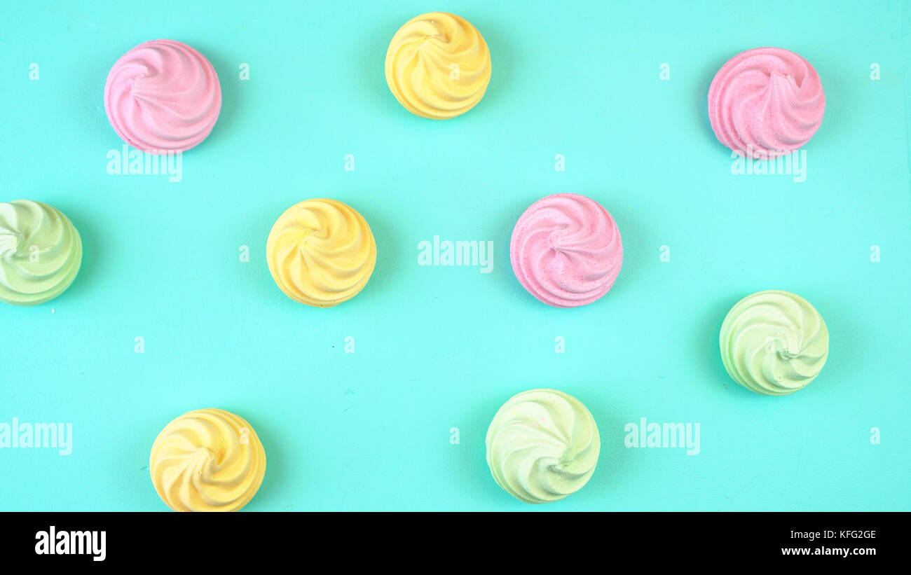 La pop art stile colore ciambelle e panificio goodies luminoso su sfondo colorato. Foto Stock