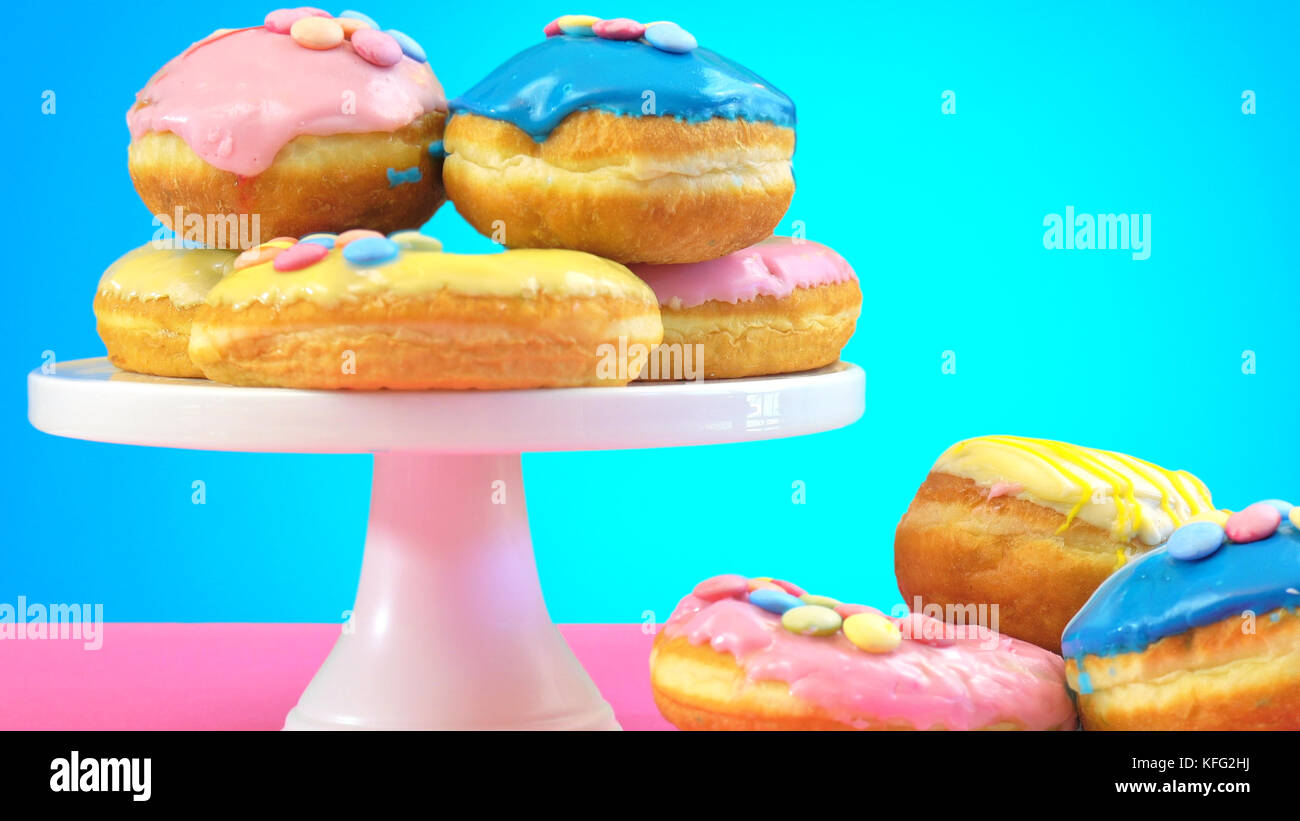 La Pop Art stile colore ciambelle e panificio goodies luminoso su sfondo colorato. Foto Stock