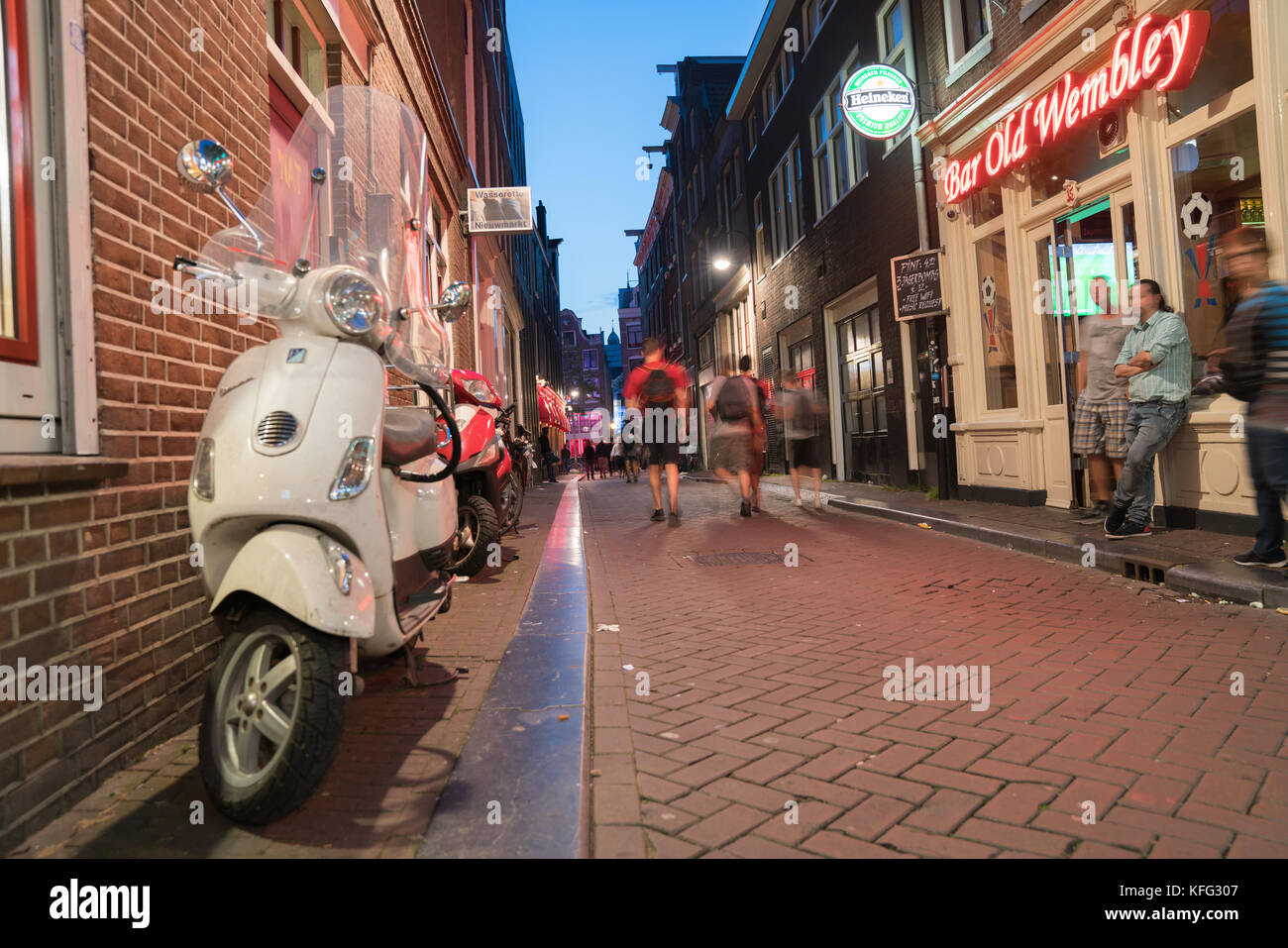 Amsterdam, Olanda - agosto 17,2017; bar vecchio wembley su monnikenstraat nel quartiere a luci rosse scena notturna, una lunga esposizione con persone sfocate in st Foto Stock
