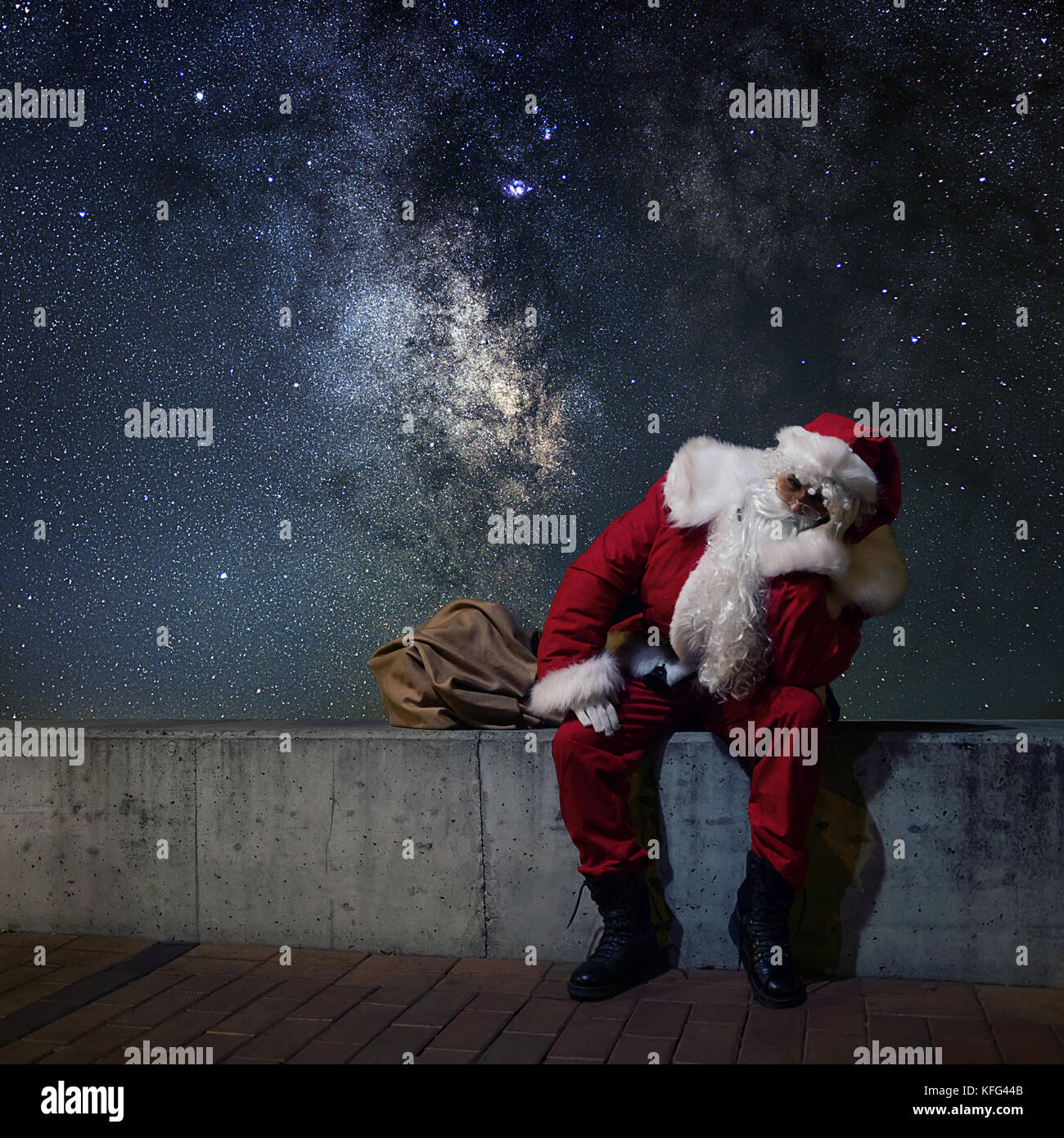 Babbo Natale con sacco. Luci di Natale magiche Foto Stock
