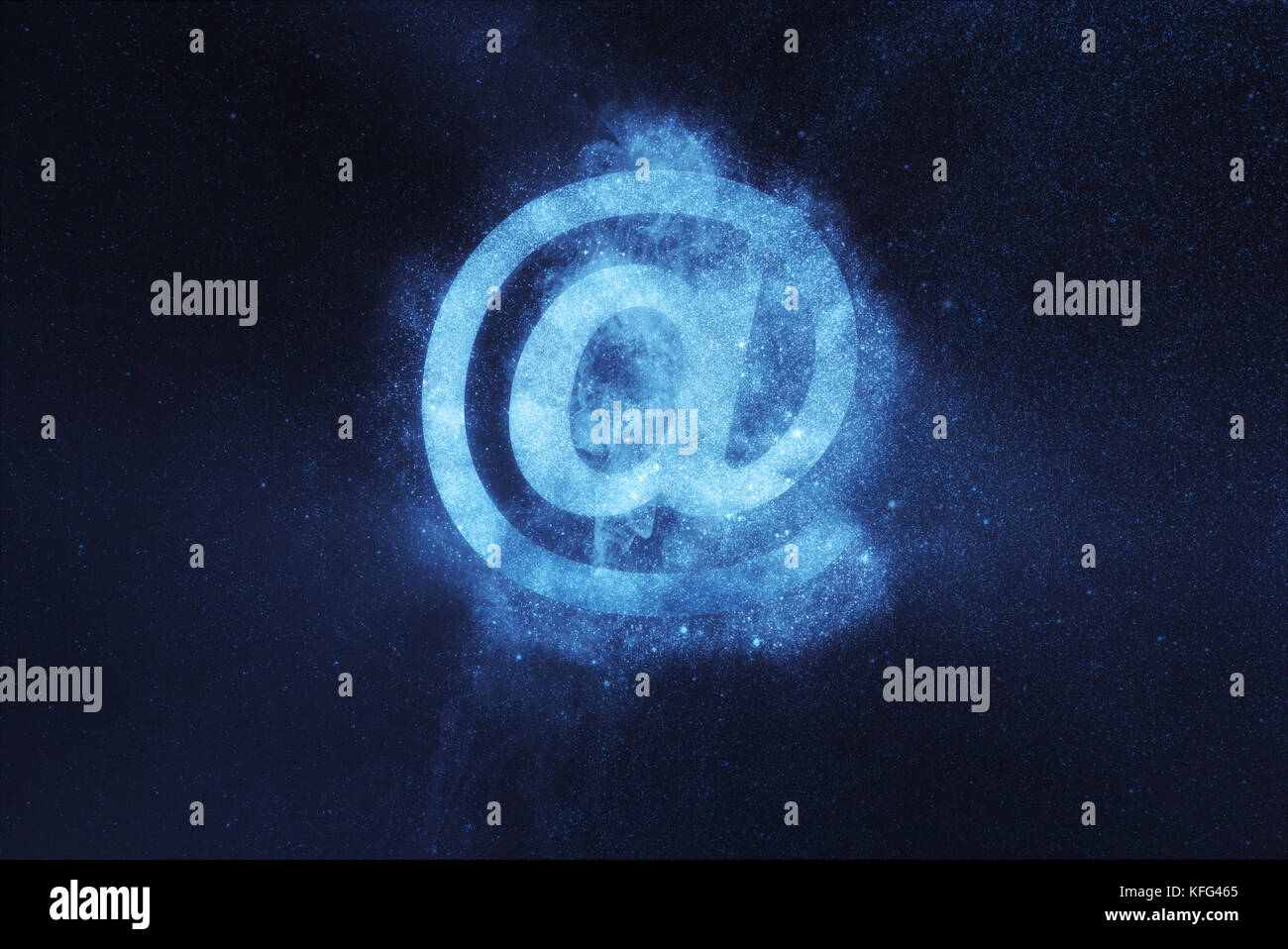 E-mail segno. E-mail simbolo. Abstract di notte sullo sfondo del cielo Foto Stock