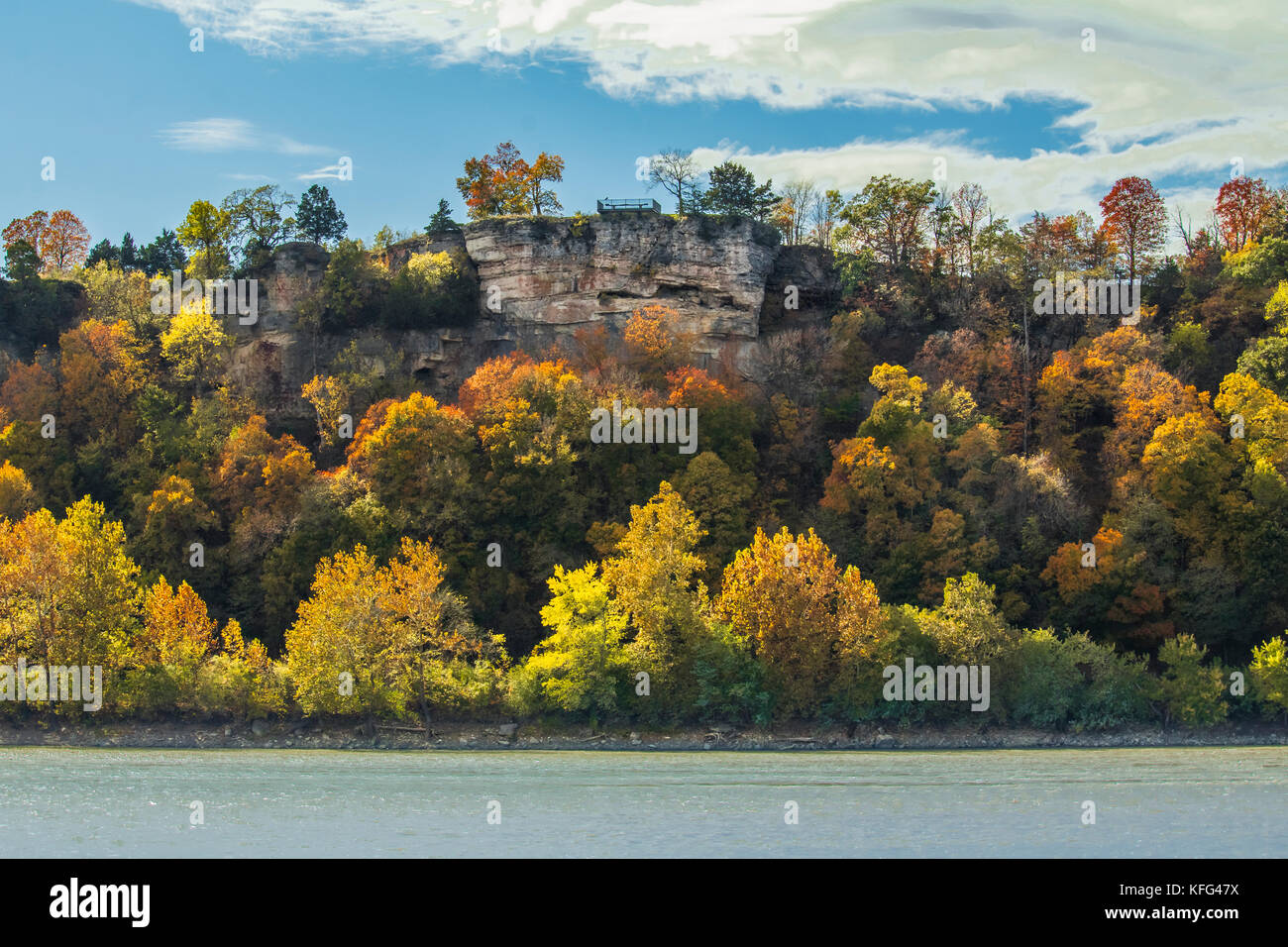Bella vista delle scogliere oltre il fiume Missouri in autunno; si affacciano sulla cima della scogliera; Missouri, Midwest Foto Stock