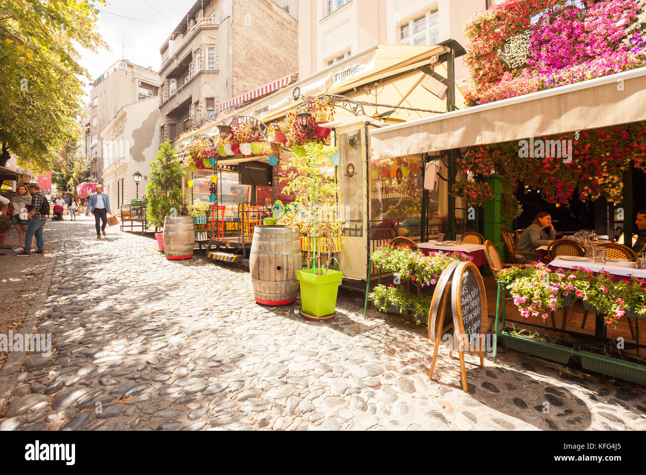 A Belgrado, in Serbia - 4 Settembre: turisti gustare il caffè di Skandarlija (Skandarska), Belgrado quartiere boemo, il 4 settembre 2017. Foto Stock