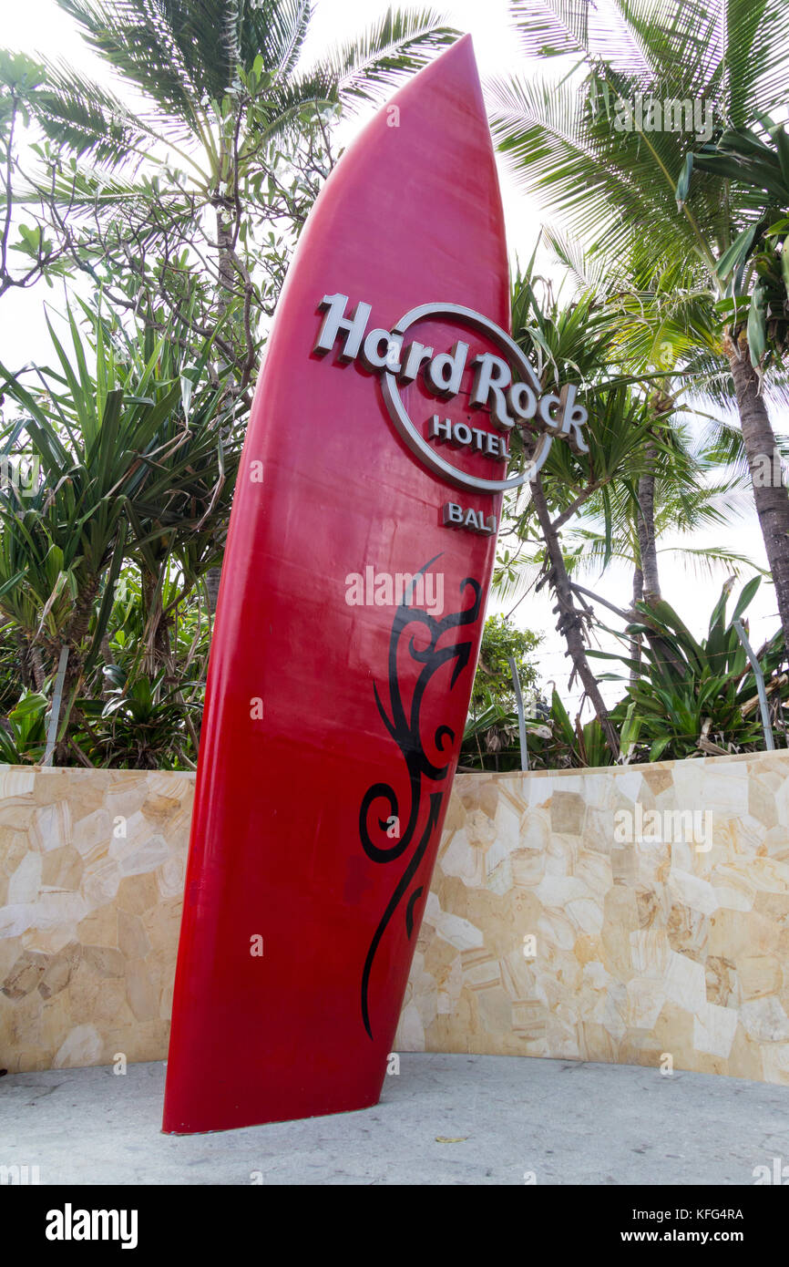 Hard Rock hotel di segno delle tavole da surf, la spiaggia di Kuta Beach, Bali, Indonesia Foto Stock
