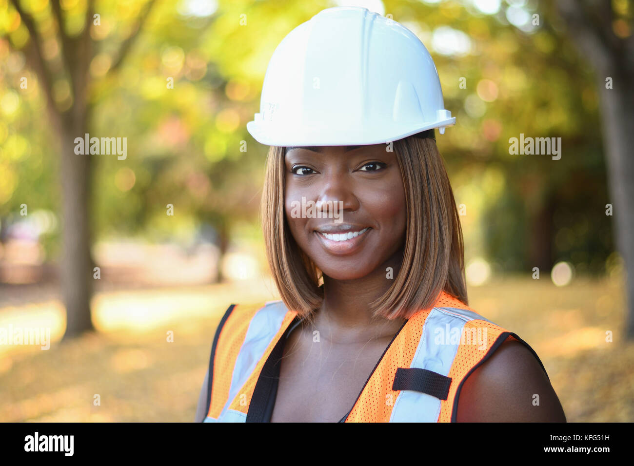 Donna nera professionale nella costruzione di giubbotti ad alta visibilità per l'ispezione in cantiere. Foto Stock