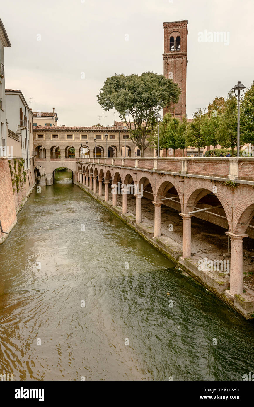 Vista delle pescherie arcade sul canal Rio nel centro della città vecchia, girato in condizioni di intensa luce torbida a Mantova, Lombardia, Italia Foto Stock