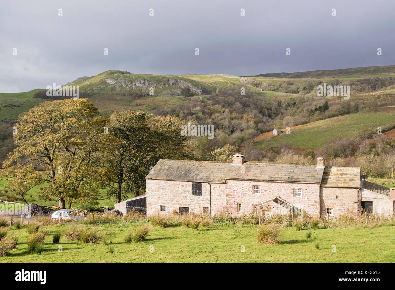 Casale in pietra e al di là di Monte Ida sopra legno Swindale vicino Brough, Northern Pennines, England, Regno Unito Foto Stock