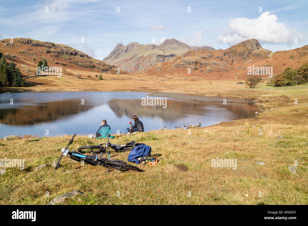 I ciclisti godendo una giornata autunnale a Blea Tarn, Parco Nazionale del Distretto dei Laghi, Cumbria, England, Regno Unito Foto Stock