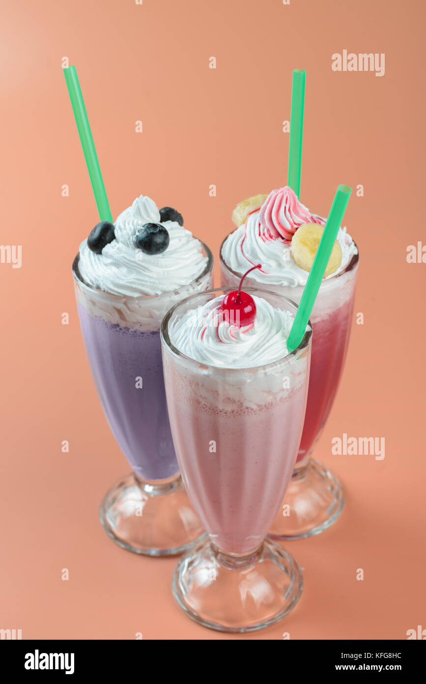 Berry e cocktail di latte in vetro di elevata Foto Stock