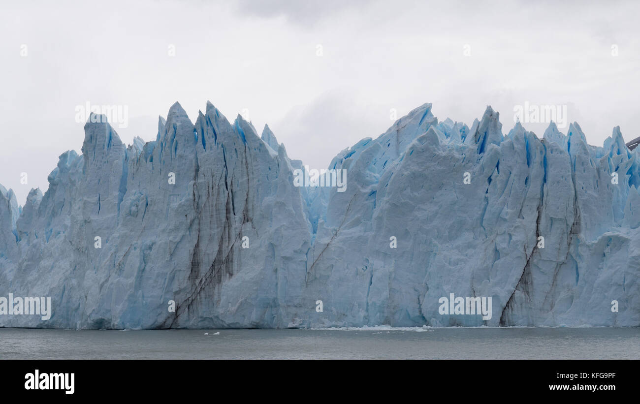 Vedute incredibili del perito merino glacier dal lungomare ed escursione sul ghiacciaio. flussi di acqua corrente, congelati picchi e paesaggi Foto Stock