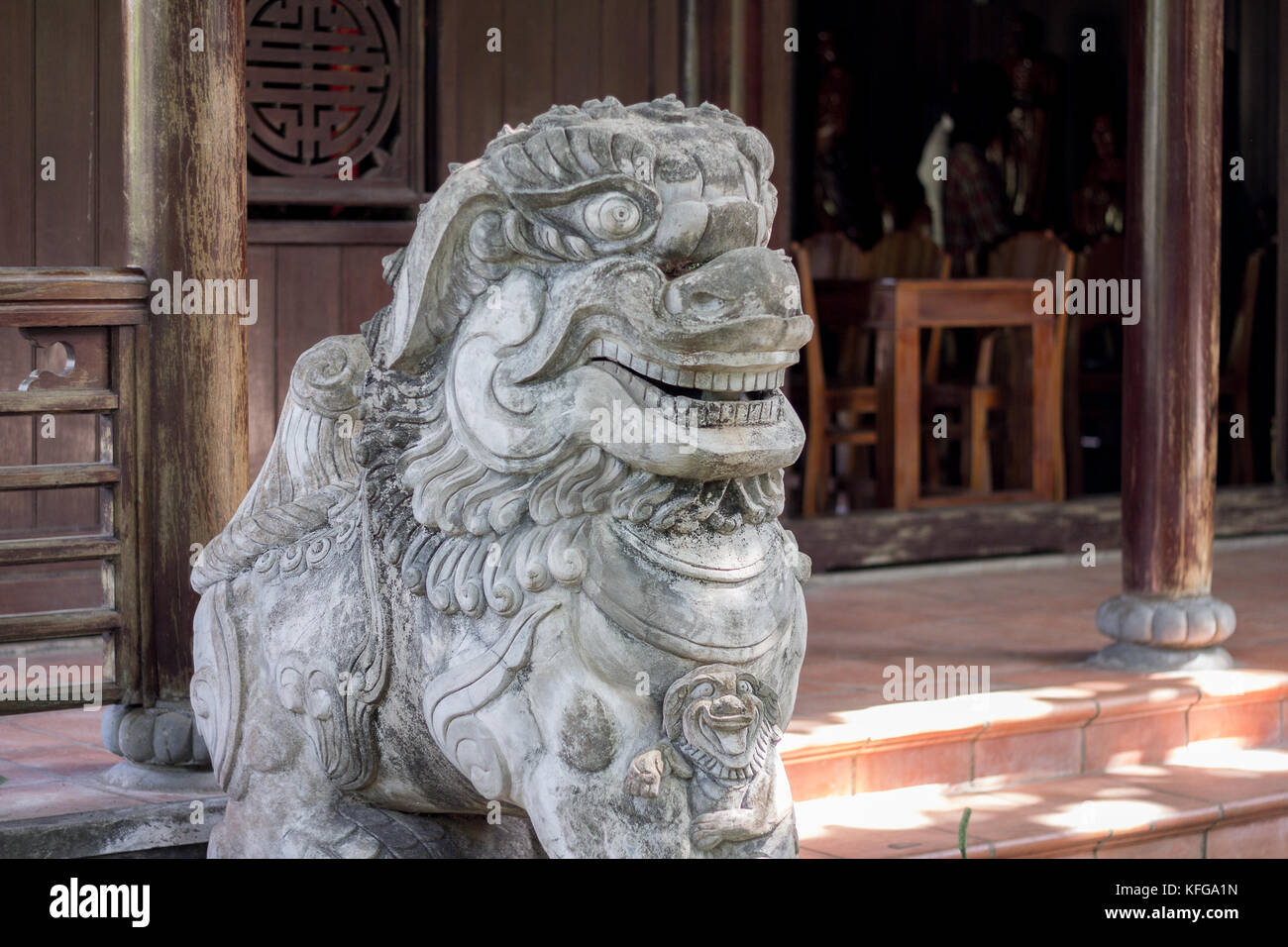 Statua di Pietra di lion custodire il tempio cinese Foto Stock