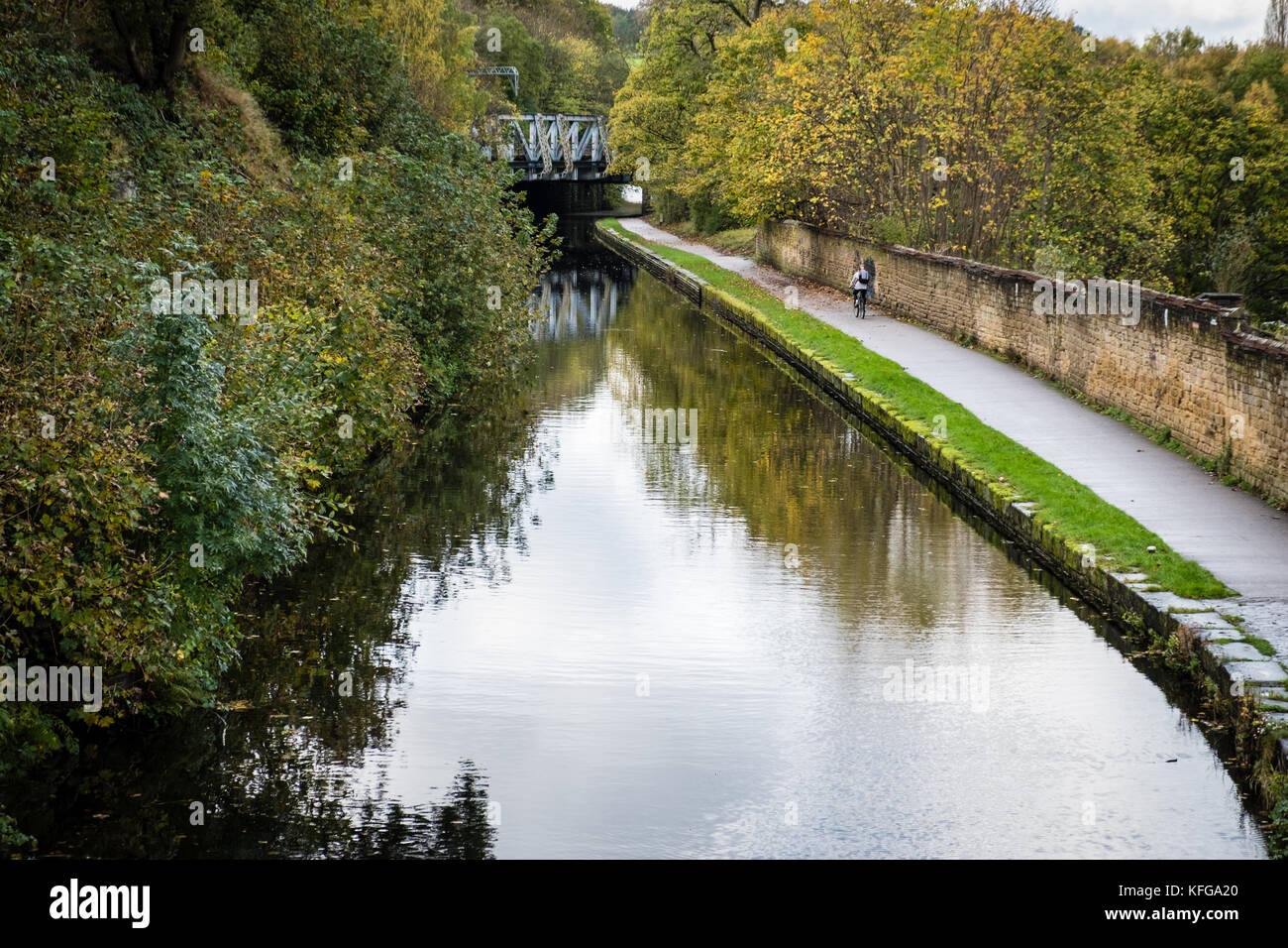 Ciclista su strada alzaia sul Leeds, Liverpool Canal, Armley. Leeds. Foto Stock