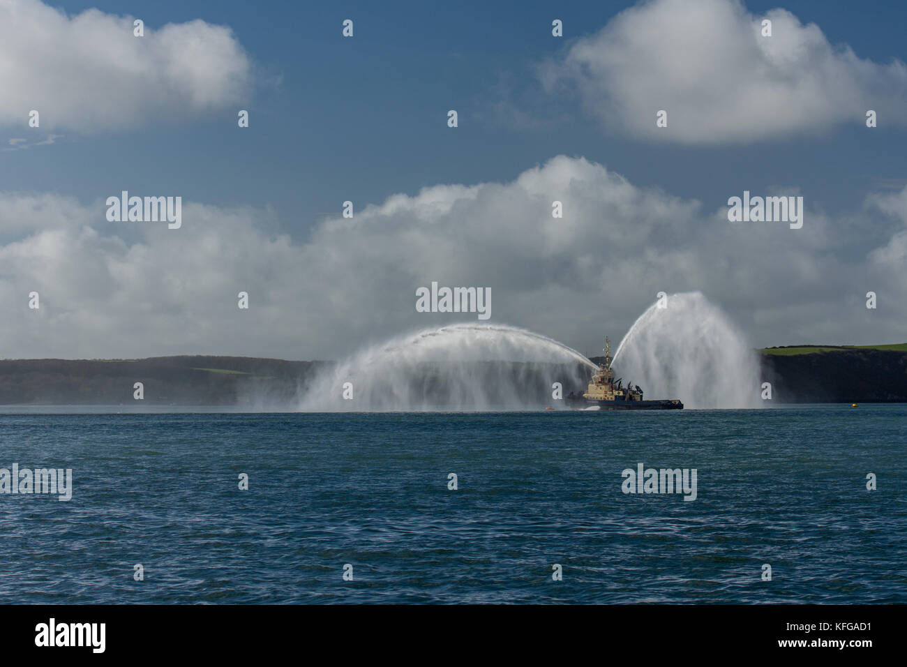 Svitzer gelliswick impressionante emissione di getti di acqua dalla lotta antincendio ugelli in Milford haven in una giornata di mare calmo Foto Stock