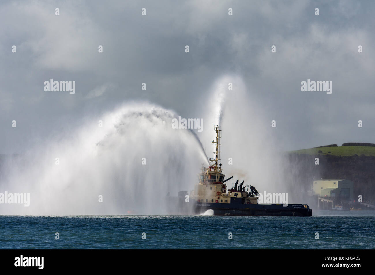 Svitzer gelliswick impressionante emissione di getti di acqua dalla lotta antincendio ugelli in Milford haven in una giornata di mare calmo Foto Stock