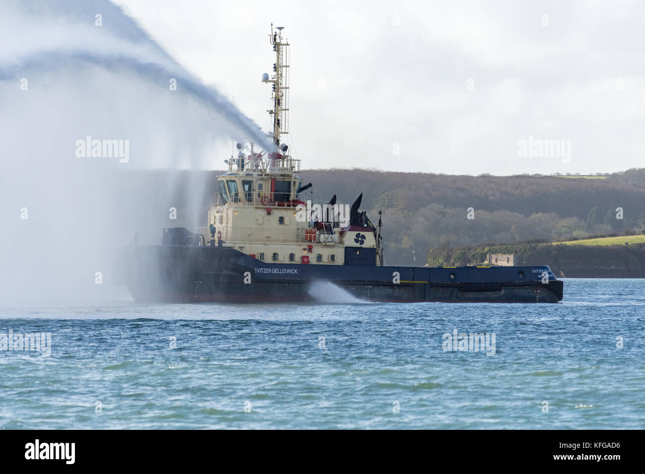 Svitzer gelliswick impressionante emissione di getti di acqua dalla lotta antincendio ugelli in Milford haven in una giornata di mare calmo Foto Stock