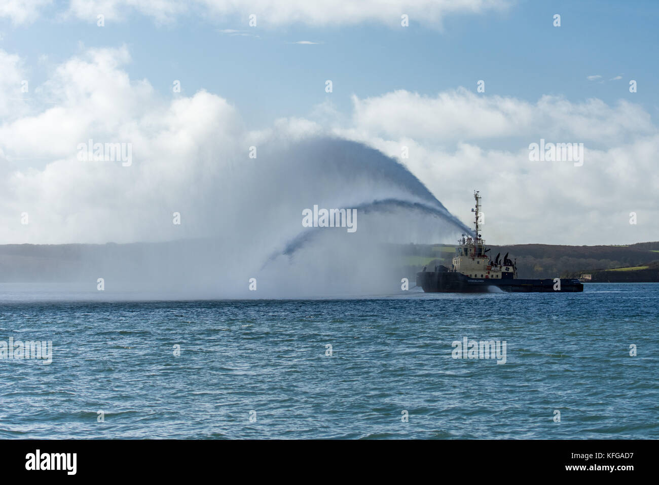 Svitzer gelliswick impressionante emissione di getti di acqua dalla lotta antincendio ugelli in Milford haven in una giornata di mare calmo Foto Stock