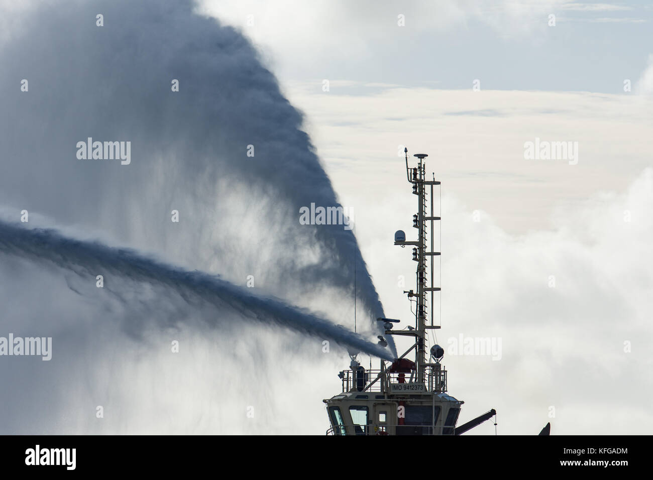 Svitzer gelliswick impressionante emissione di getti di acqua dalla lotta antincendio ugelli in Milford haven in una giornata di mare calmo Foto Stock
