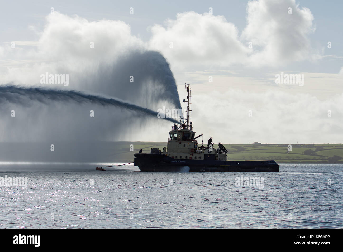 Svitzer gelliswick impressionante emissione di getti di acqua dalla lotta antincendio ugelli in Milford haven in una giornata di mare calmo Foto Stock