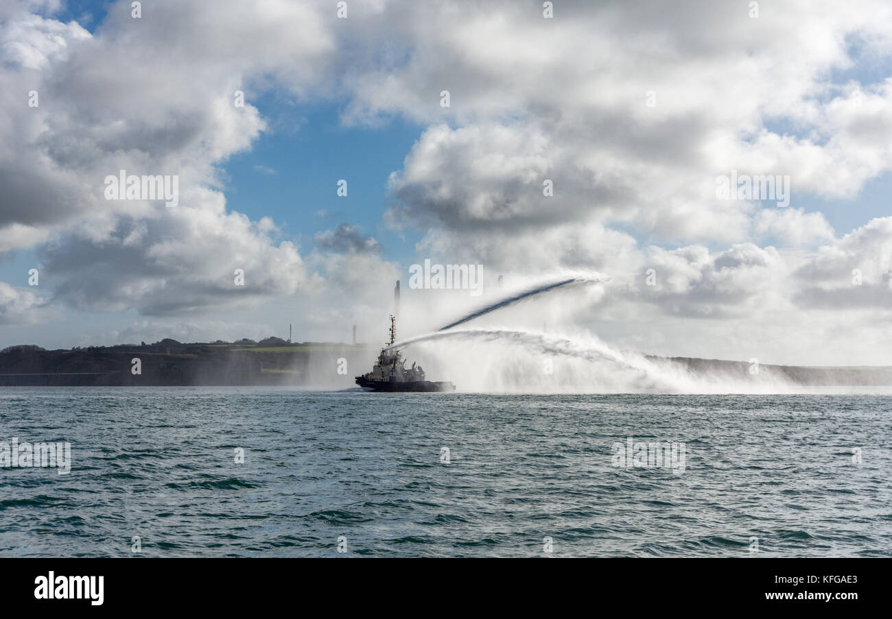 Svitzer gelliswick impressionante emissione di getti di acqua dalla lotta antincendio ugelli in Milford haven in una giornata di mare calmo Foto Stock