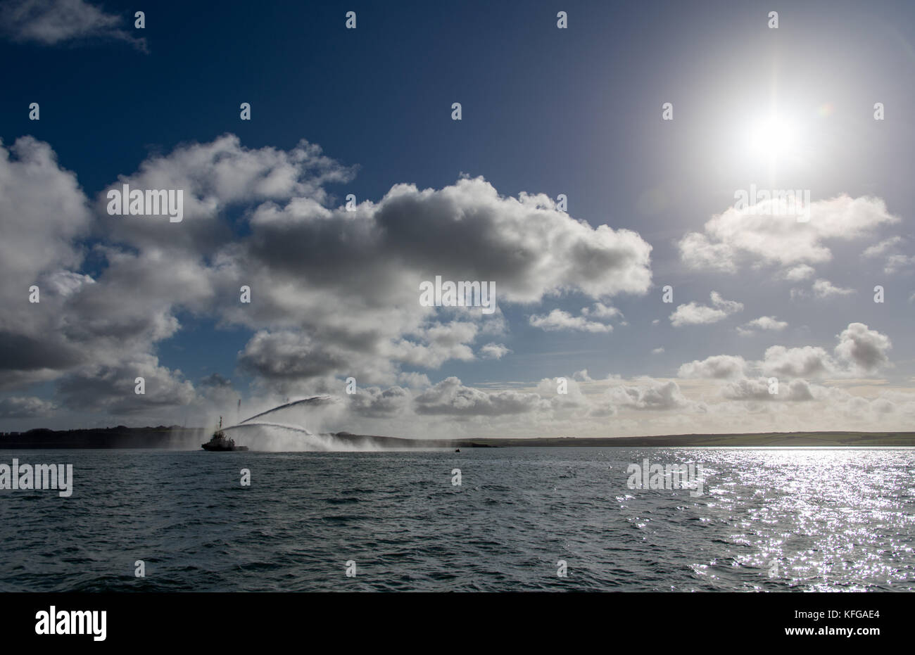 Svitzer gelliswick impressionante emissione di getti di acqua dalla lotta antincendio ugelli in Milford haven in una giornata di mare calmo Foto Stock