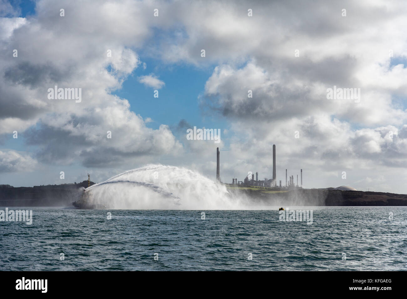 Svitzer gelliswick impressionante emissione di getti di acqua dalla lotta antincendio ugelli in Milford haven in una giornata di mare calmo Foto Stock