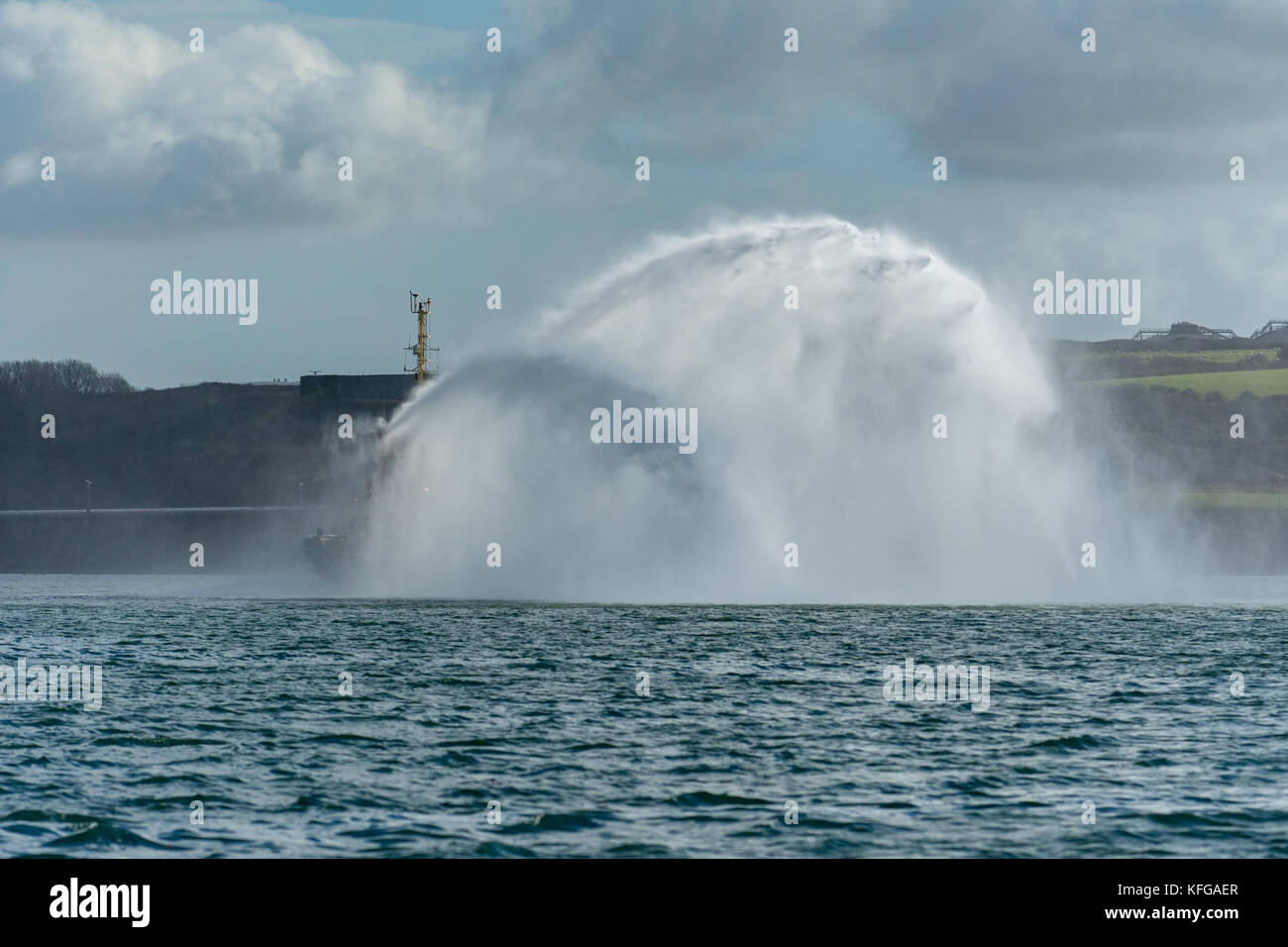 Svitzer gelliswick impressionante emissione di getti di acqua dalla lotta antincendio ugelli in Milford haven in una giornata di mare calmo Foto Stock