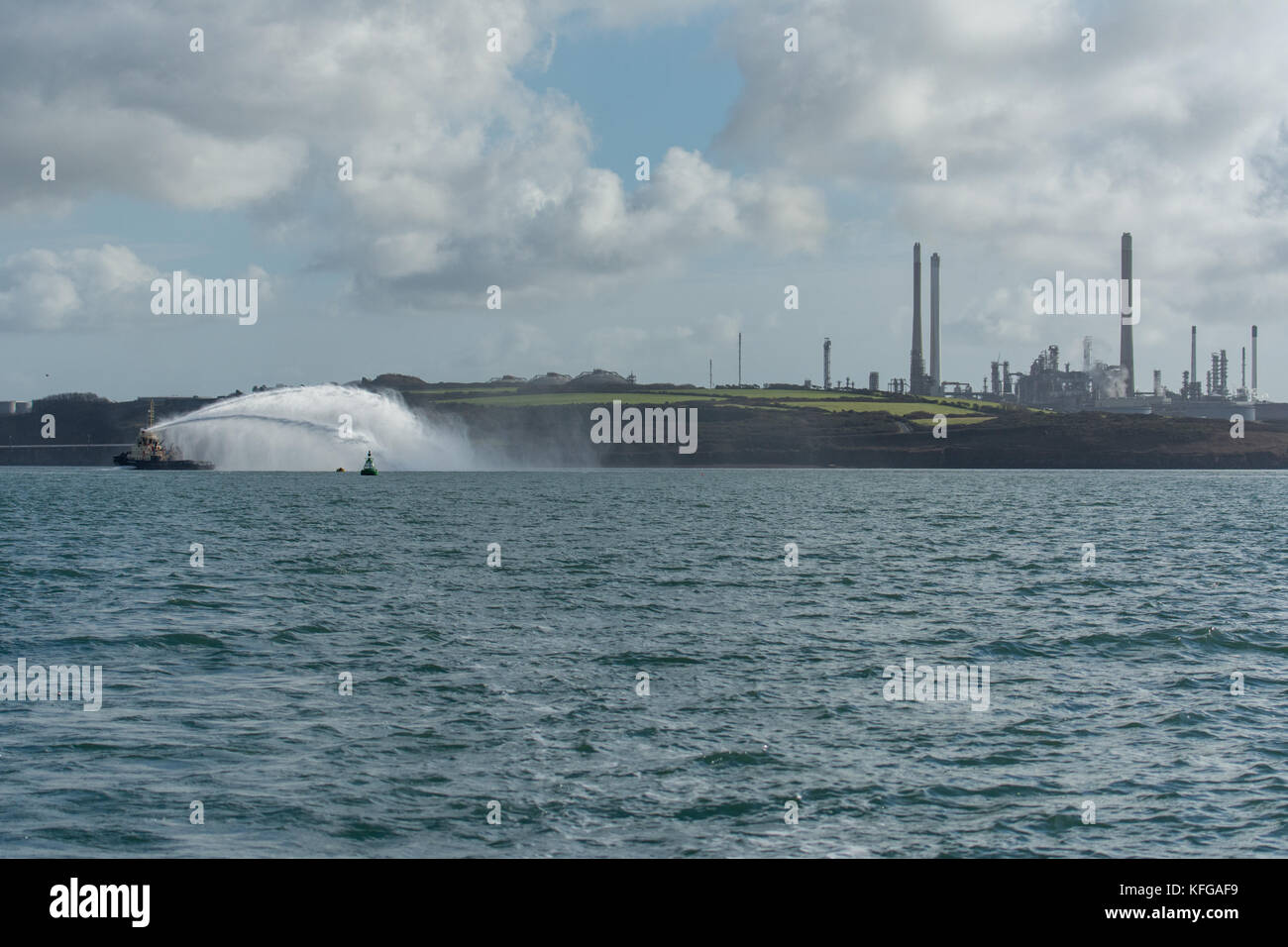 Svitzer gelliswick impressionante emissione di getti di acqua dalla lotta antincendio ugelli in Milford haven in una giornata di mare calmo Foto Stock