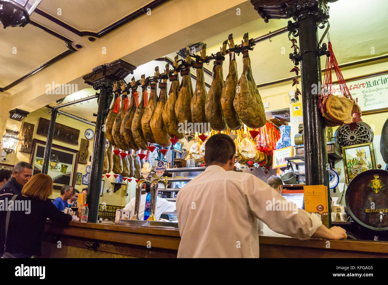 Gambe di prosciutto, Bodegas Castaneda tapas bar, Calle Almireceros, Granada, Andalusia Foto Stock