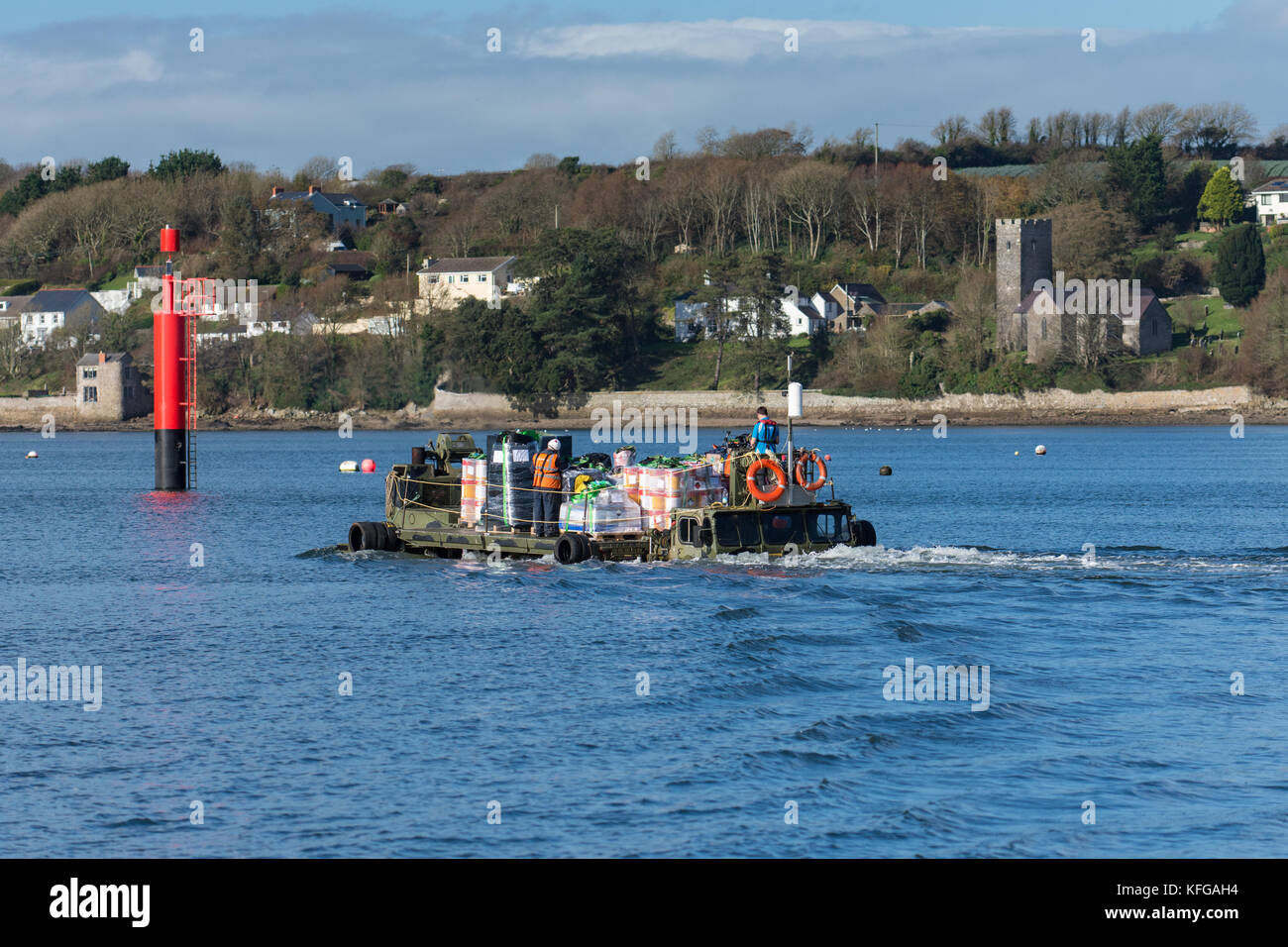 Ex militari di m2 anfibio del coccodrillo di traghettare il veicolo prendendo store per q-max aamira cisterna a sud di gancio terminale GNL, Milford haven. Foto Stock