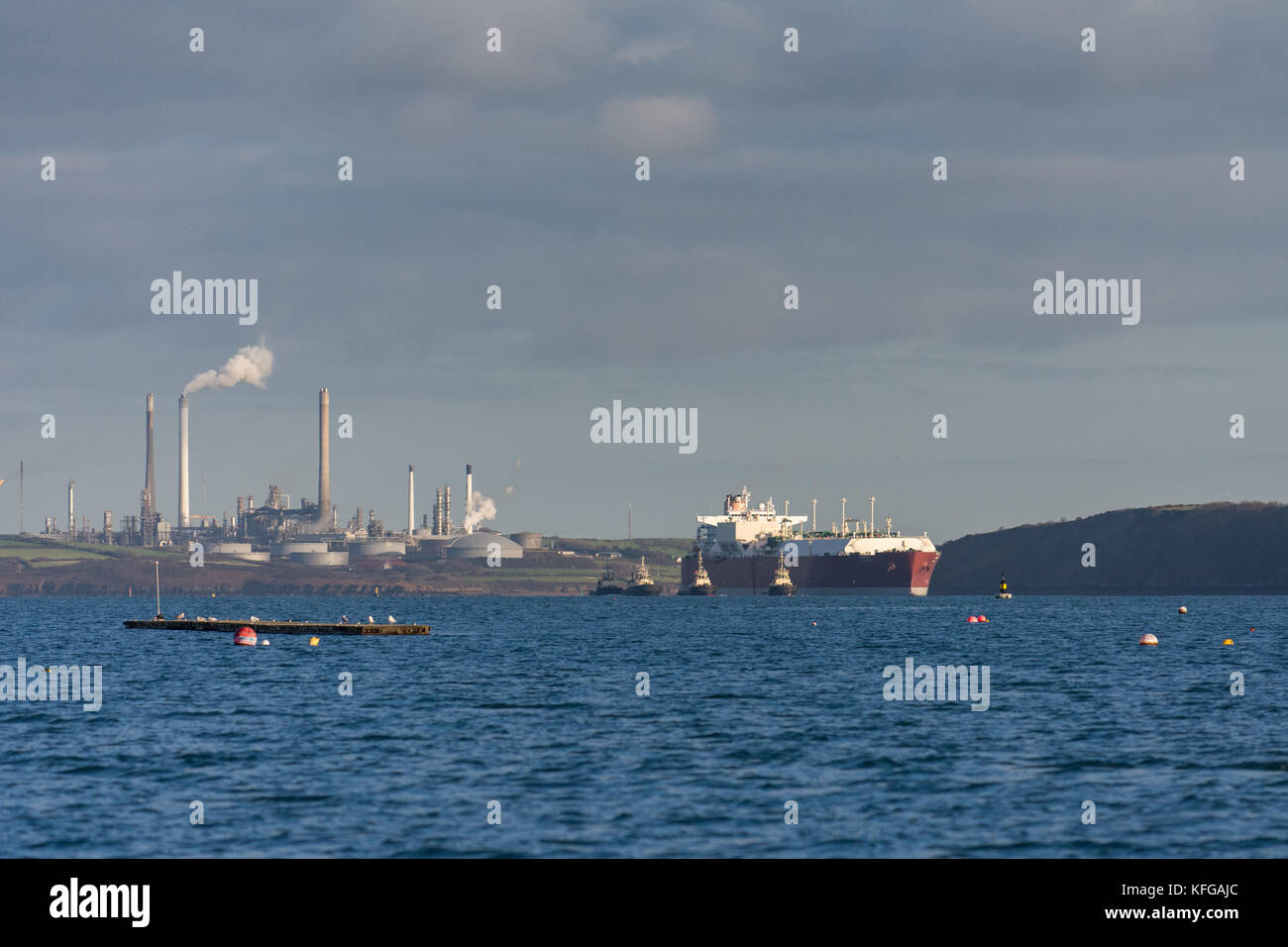 Aamira lng si diparte da sud gancio terminale GNL, Milford haven, Pembrokeshire Foto Stock