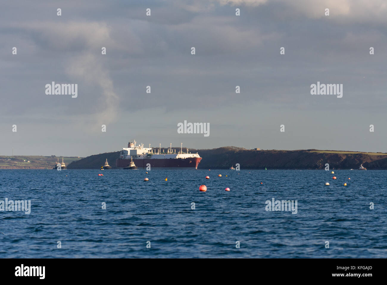 Aamira lng si diparte da sud gancio terminale GNL, Milford haven, Pembrokeshire Foto Stock