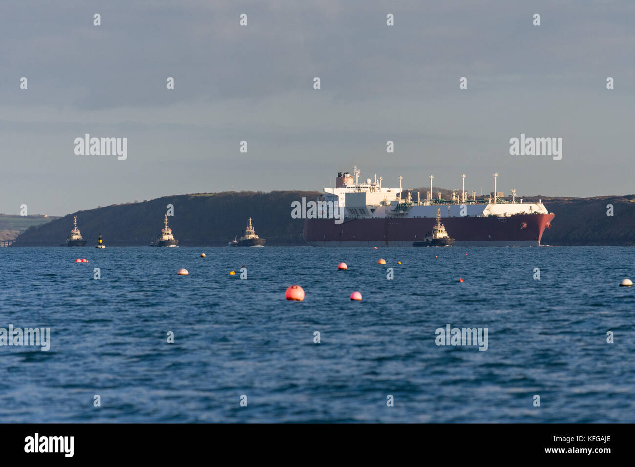 Aamira lng si diparte da sud gancio terminale GNL, Milford haven, Pembrokeshire Foto Stock