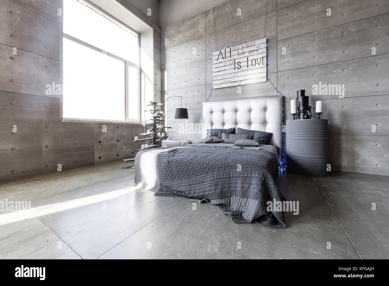 Vuoto moderna camera da letto in stile loft con colori grigio e in ... Vuoto moderna camera da letto in stile loft con colori grigio e in ...