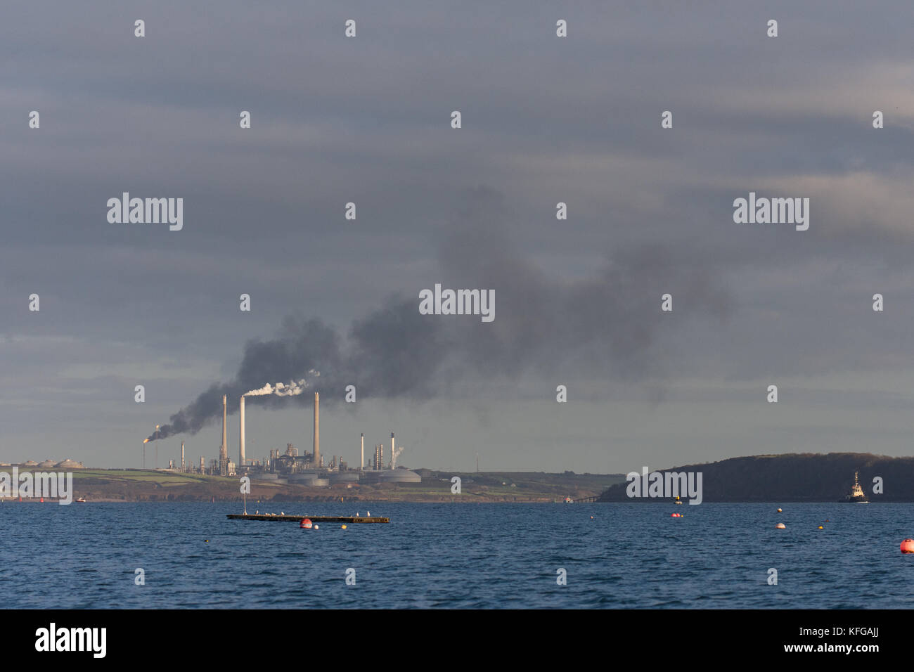 Fumo e fiamme dal pembrokeshire raffineria di petrolio Foto Stock