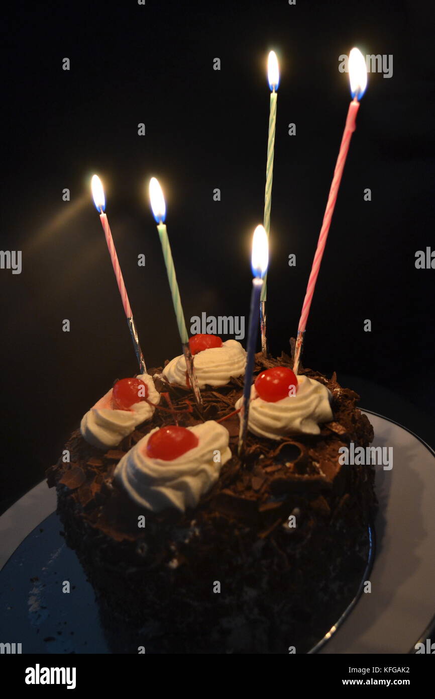 Torta di compleanno con candele. l'uno per quelle speciali Foto