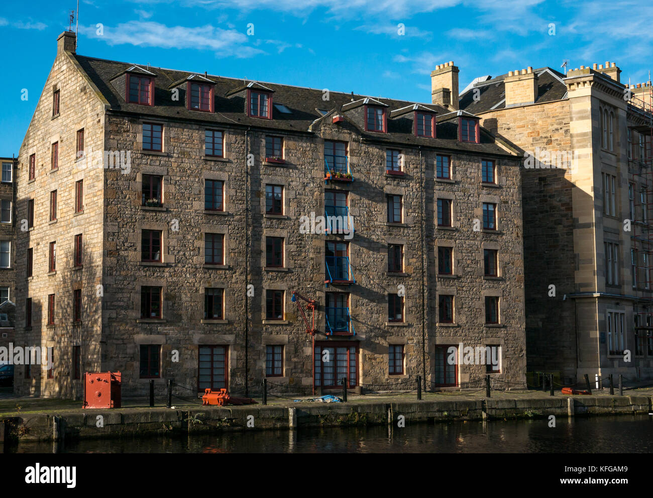 Il vecchio magazzino convertito in appartamenti, Il Barileria appartamenti, Riva, Leith, Edinburgh, Regno Unito. Reliquie industriale delle attività marittime sul lungomare Foto Stock