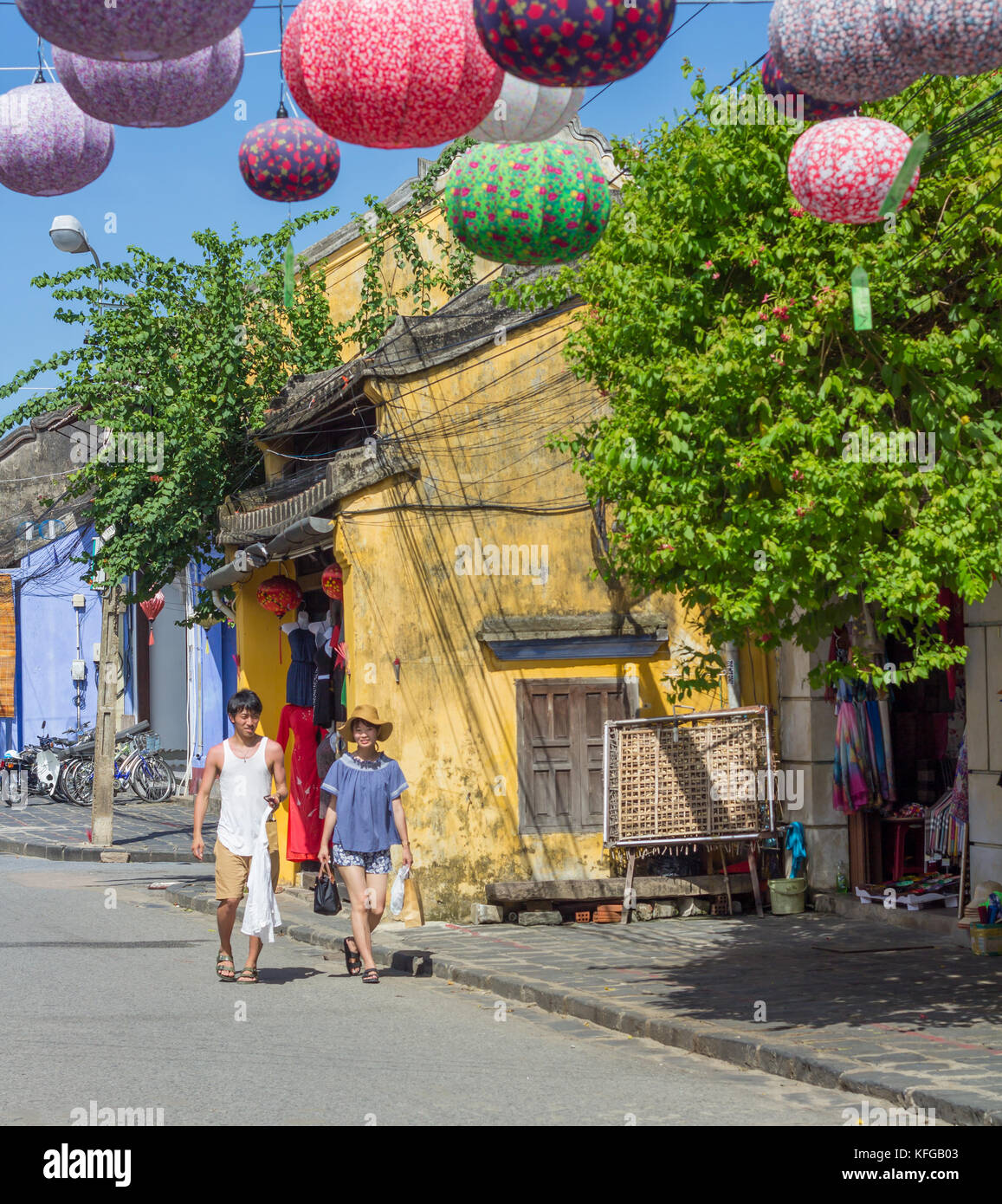 Hoi An, vietnam - Giugno 2017: giallo case e le persone sulla strada di Hoi An vietnam Foto Stock