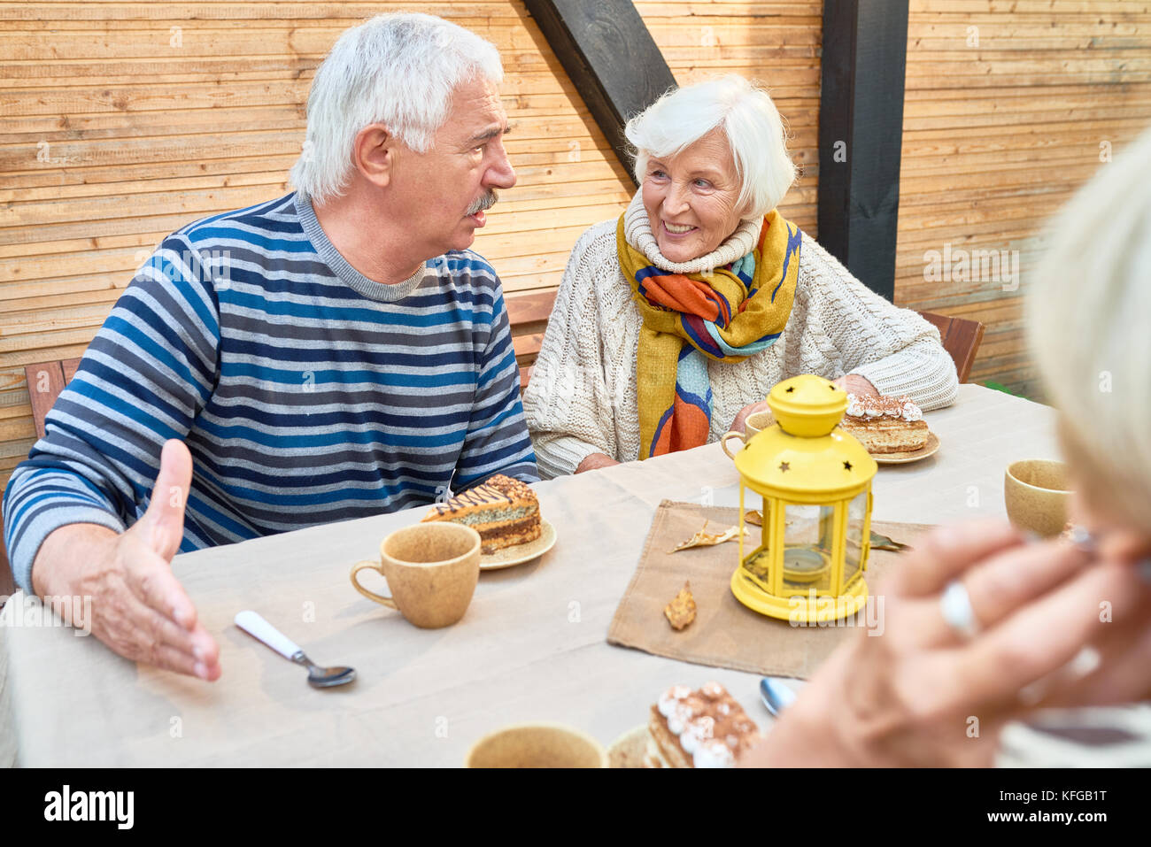 Tempo indimenticabile con amici Senior Foto Stock