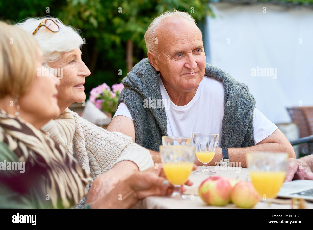 Celebrando evento memorabile con gli amici Foto Stock