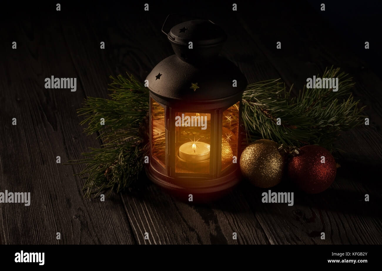 Le decorazioni di Natale luce con la candela e rami d abete su un tavolo Foto Stock