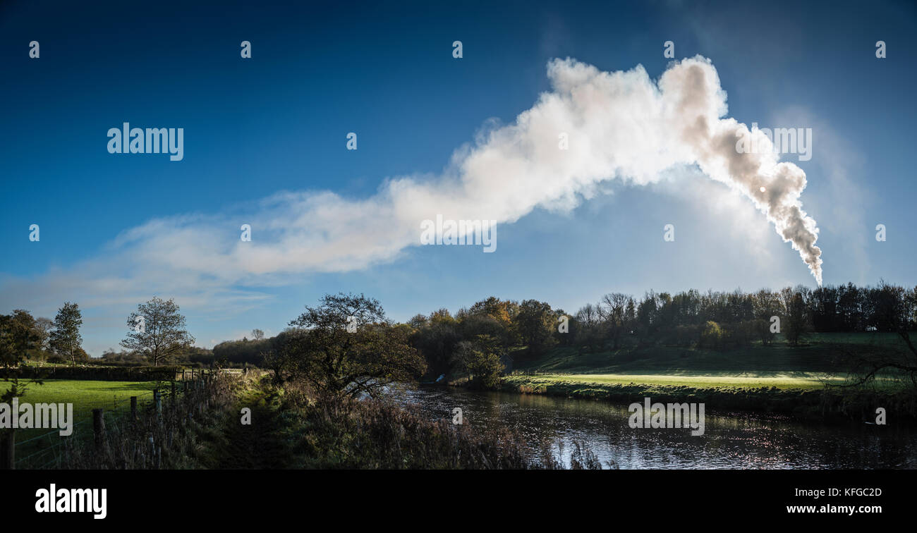 Pennacchio di fumo dal castello di cemento, Clitheroe, Ribble Valley, Lancashire, Regno Unito. Foto Stock