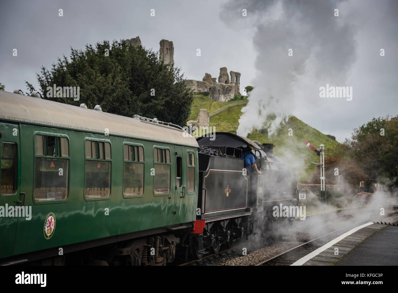 Treno a vapore a Corfe Castle stazione ferroviaria, Dorset, Regno Unito Foto Stock