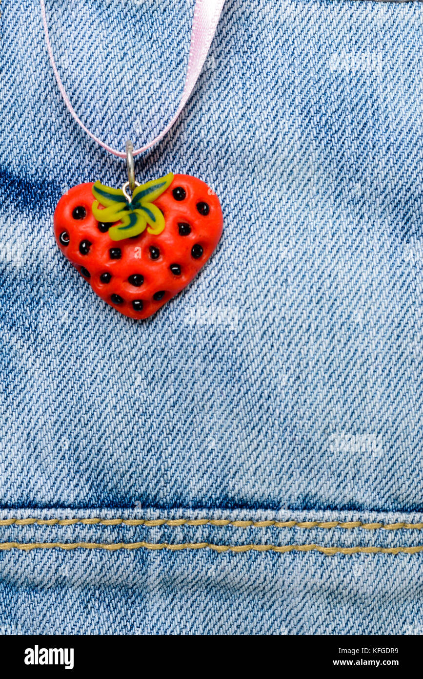 Bellissima a forma di cuore sulla decorazione sfondo jeans Foto Stock