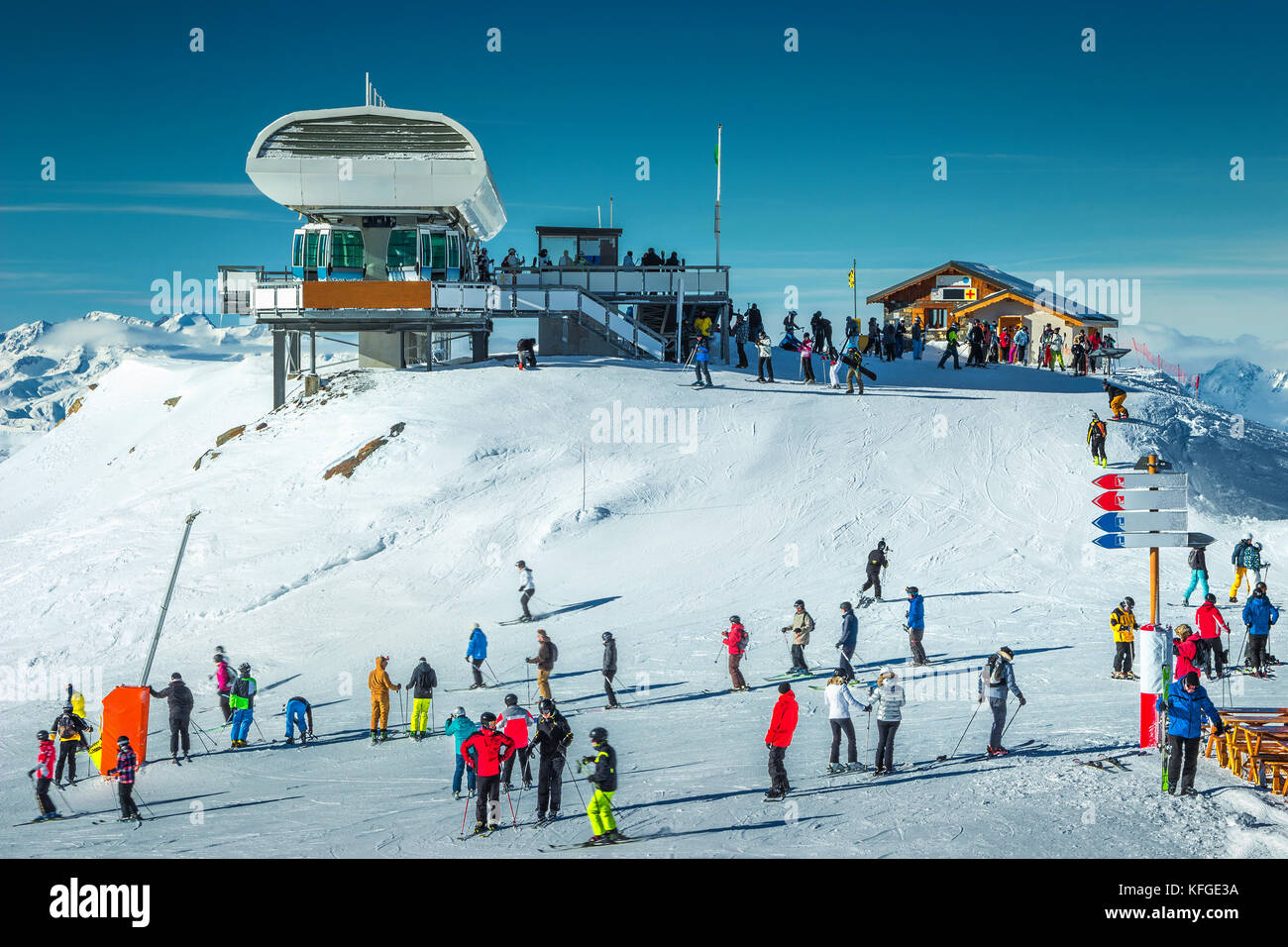 Vacanze inverno paesaggio, ski resort con la stazione della funivia sulla cima della montagna e di corso di sci cartello nelle Alpi francesi, les menuires, 3 valle Foto Stock
