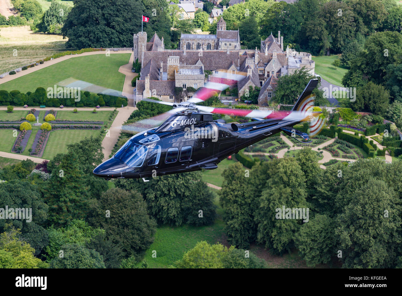 Leonardo AW109SP G-MAOL - Fotografia aerea sulla campagna del Northamptonshire, Rockingham Castle Foto Stock