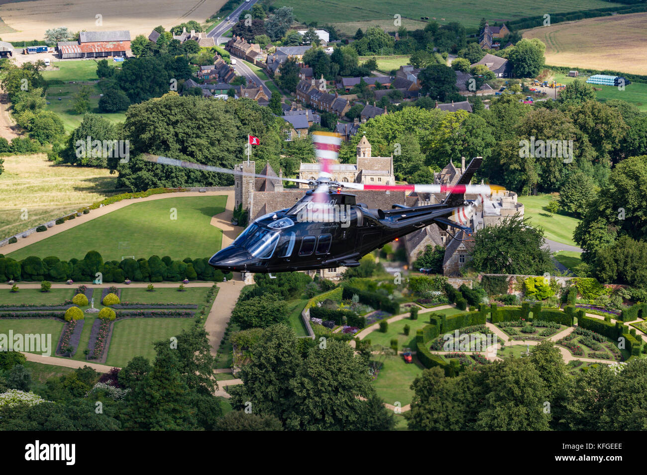 Leonardo AW109SP G-MAOL - Fotografia aerea sulla campagna del Northamptonshire, Rockingham Castle Foto Stock