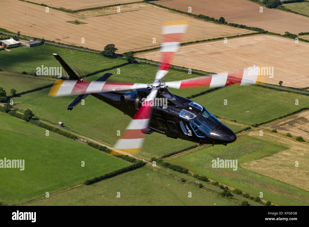 Leonardo AW109SP G-MAOL - Fotografia aerea sulla campagna del Northamptonshire, Rockingham Castle Foto Stock